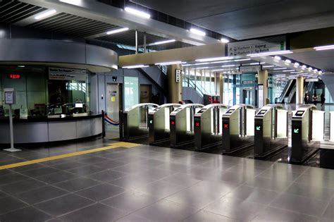 Bu mrt istasyonu, 305 park yeri bulunan bir otoparka sahiptir; Bandar Tun Hussein Onn MRT Station - Big Kuala Lumpur