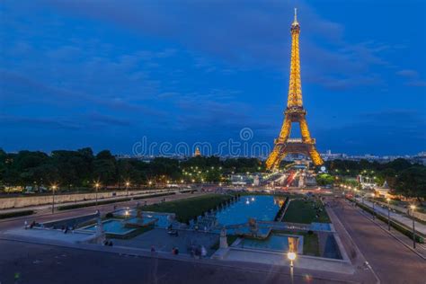 La Nuit De Paris De Fontaine De Trocadero De Tour Eiffel Photo