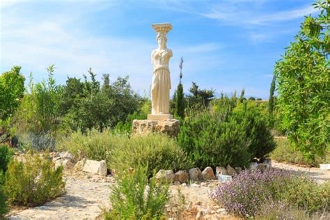 27 Stunning Greek Garden Sculptures For Your Landscape