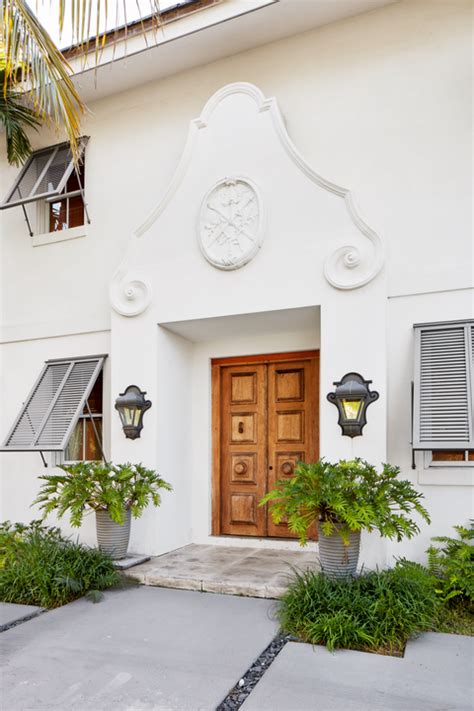 Our coastal style furniture and home décor can help build the foundation for a unique type of beach house living that revolves around comfort and the relaxing. See Inside: A Luminous West Palm Beach Home That Mixes Worldly Antiques with Modern Charm | Palm ...