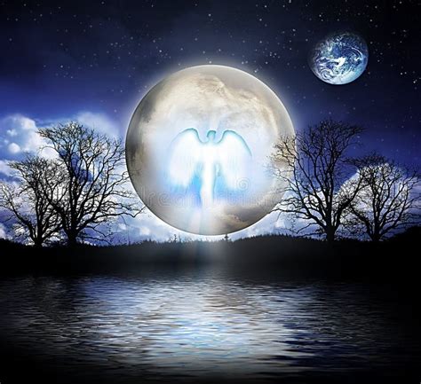 Deux Belles Archanges Avec La Lune Comme Le Concept Des Anges Lunaires