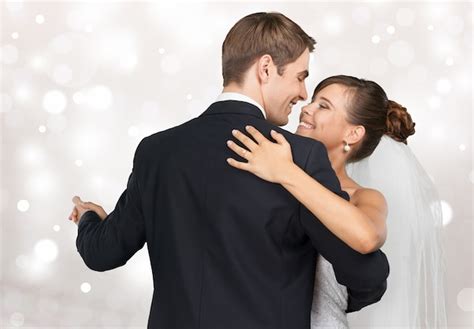 Feliz Pareja De Jóvenes Recién Casados Bailando Foto Premium