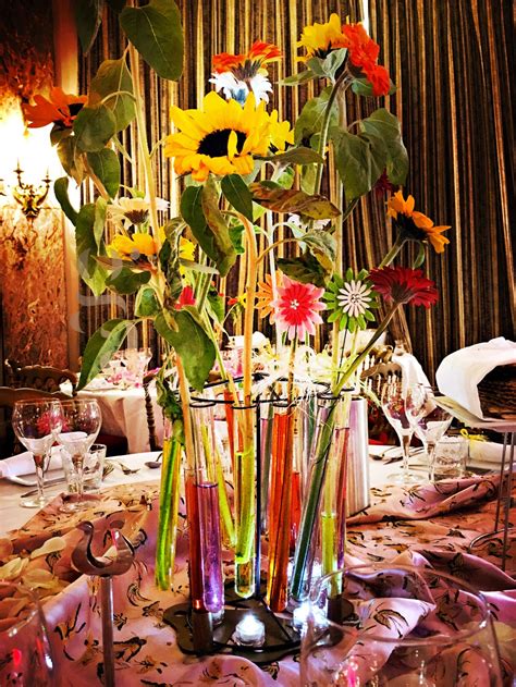 Keep your decor simple with elegant judaica pieces and simple centerpieces, we show you how to decorate your table for passover. Organisation & décoration florale Pessah au Carlton à ...