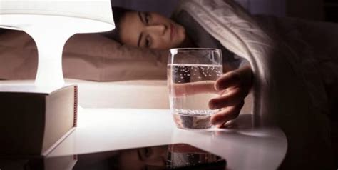 Minum Air Putih Sebelum Tidur Ini Beragam Manfaatnya