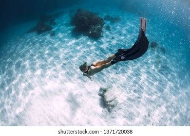 Woman Freediver Fins Swim Over Sandy Foto De Stock 1347809795