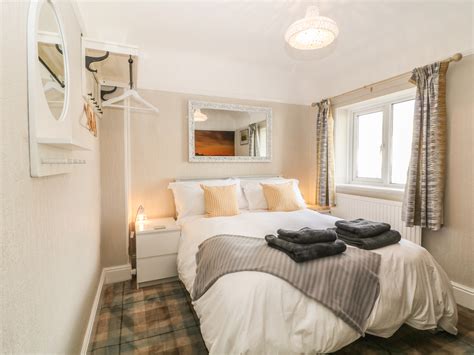 Max cullen, stephen dillane, ernie dingo, james fox, tom long, rafe andrews, stewart armstrong, craig ashley, maurie barlin, donal beecher, john woods: The Beach House Criccieth, Criccieth | Beach Stays