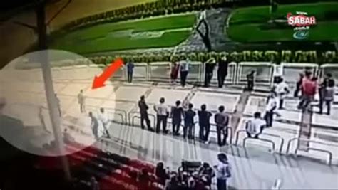 Edinilen bilgiye göre, henüz ismi ve plakası öğrenilemeyen minibüs, şoförünün direksiyon hakimiyetini kaybetmesi sonucu refüje çarptı. Adana Hipodromu'nda uçan tekmeli saldırı kamerada ...