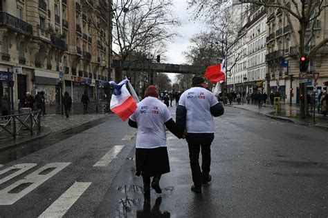 Une « marche des libertés » contre l'extrême droite a défilé dans 140 villes en france. Marche des libertés : plus de 10 000 "foulards rouges" ont ...