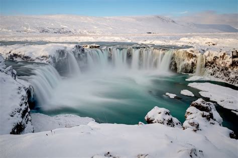 Godafoss Wasserfall Im Winter Von Schnee In Island Bedeckt Premium Foto