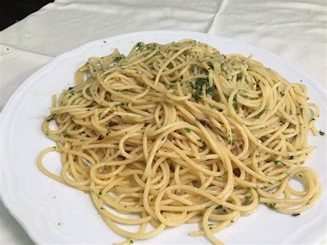Flakes (in which case its name is spaghetti aglio, olio e peperoncino). Spaghetti Aglio Olio e Peperoncino - RICETTA ORIGINALE ...
