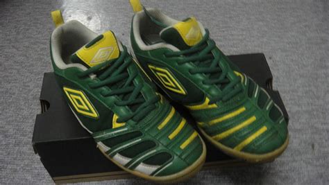 But most passengers from the uk are still banned from travelling to the us. Apesal Sembang: Kasut futsal UMBRO (used)