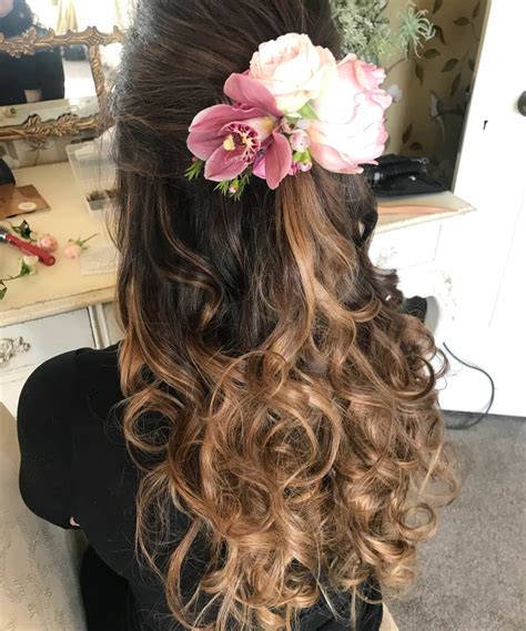 Fiori o veletta per capelli corti. Acconciature sposa con fiori tra i capelli: 11 idee per la ...