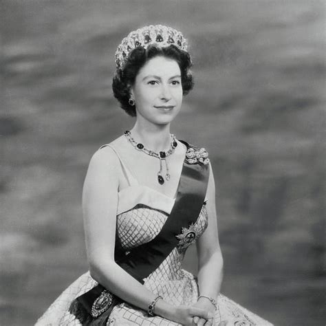 El Palacio De Buckingham Comparti Este Raro Retrato De La Reina Isabel Ii Vogue