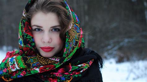 russian womanin pavlovsky posad shawl Красавица Платки на голову Красота