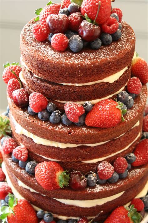 My mom would always make this velvet red cake cake from scratch on christmas when i was growing up. Naked Cake Red Velvet with Cream Cheese and berries | My ...