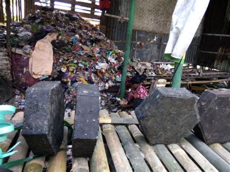 Bakso sendiri dibuat menggunakan bahan daging baik daging ayam, ikan, sapi dan lainnya. Tiga "Pendekar" Sampah dari Purbalingga | Purwokerto Kita