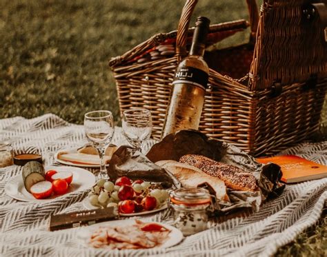 With these delicacies, and keen appetites, we went out into the moonlight, and had a nocturnal picknick. Unser Wien-Tipp für den Sommer: HILL PICKNICK! - Weingut ...