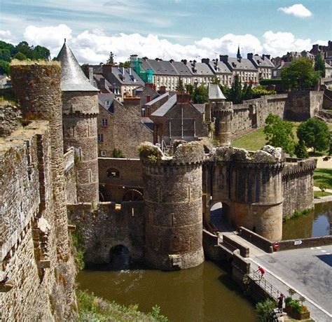 Built on a naturally protected site, chateau de fougeres is on a rock emerging from a swamp surrounded by a loop of. Fougeres | Chateau de fougeres, Tourisme en france, Les ...