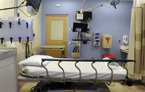 However, not all hospitals have urgent care centres associated, which means people with minor injuries may have a longer wait until they're seen. Ebola screening trickles down to doctors' offices, care ...