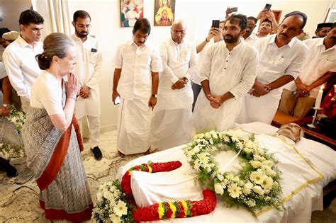 Sonia Gandhi: Sonia, Rahul pay last respects to Oommen Chandy