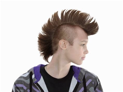 Kamu bisa styling rambut dengan potongan ini dengan rambut lurus atau diberikan sedikit wave untuk memberikan kesan rambut yang lebih bervolume. 25 Gaya Dan Model Potongan Rambut Mohawk Pendek Dan ...