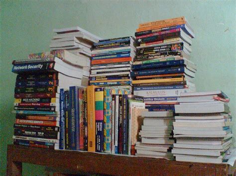 Tentukan dari sekian banyak pemilihan template yang paling menarik. buku diatas meja - lt 3 | lantai atas rak meja buku | Flickr