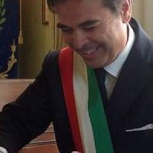 Foggia, 21 mag il sindaco dimissionario di foggia franco landella (lega) è stato arrestato e messo ai domiciliari dagli agenti della squadra mobile con le accuse di corruzione e tentata concussione. Il sindaco di Foggia lascia Forza Italia e passa alla Lega ...