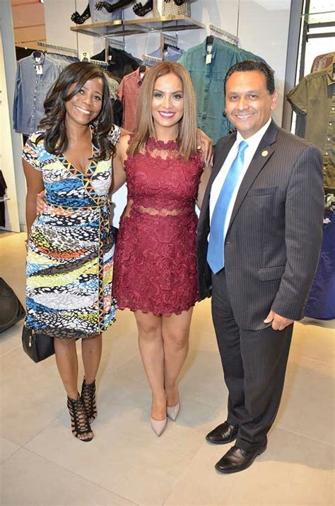 Segundo fontes diferentes, ele teve um caso de curta duração com samantha medina. Local Latina Blogger Celebrates 7th Anniversary with City ...