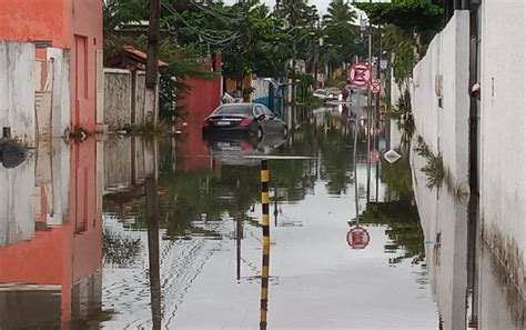 Chuva Intensa Deixa Ruas Alagadas Em Lauro De Freitas Na Região Metropolitana De Salvador