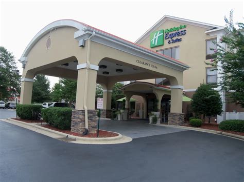 Pet-Friendly Hotel in Sanford, NC | Holiday Inn Express & Suites Sanford