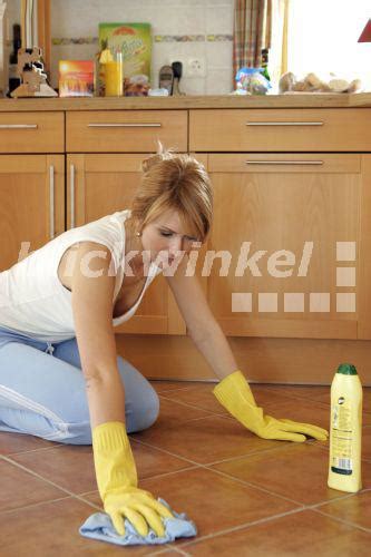 Blickwinkel Frau Bei Der Hausarbeit Boden Schruppen Woman Doing Housework Scrubbing Floor