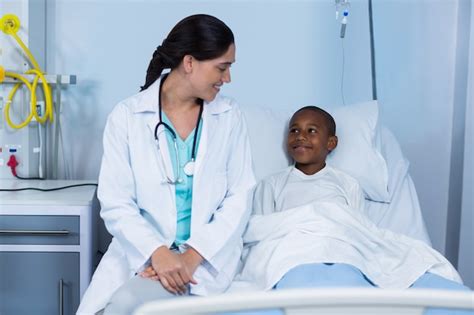 Premium Photo Female Doctor Interacting With Patient
