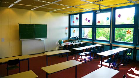 Klassenzimmer Im Hauptgebäude Herzlich Willkommen