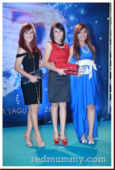 Gebor tuh kalo kamu idak paham bahasa melayu, go google…sakit ati je kowang kan, satu hal lah nak google. Blue Carpet of Anugerah Juara Lagu 26, TV3 - Pencinta ...