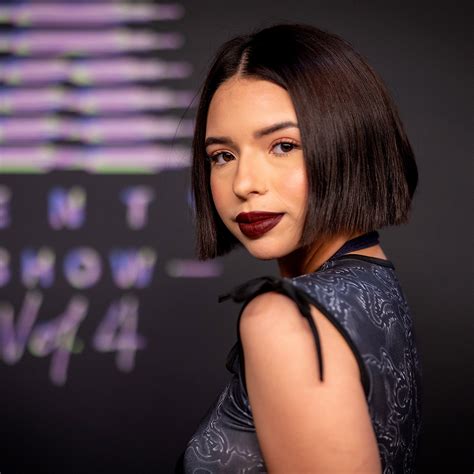 Ángela Aguilar brilla con vestido sobre pantalón y zapatos de