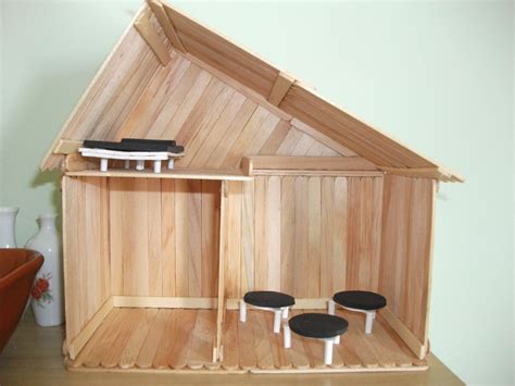 The family inhabiting this log cabin home traveled a long distance from the east coast in order to find a better life on the frontier. The Stick Cabin - popsicle stick dollhouse for lalaloopsies.