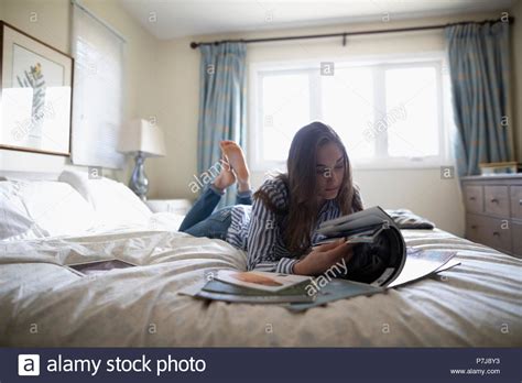 niña adolescente en la cama leyendo fotografías e imágenes de alta resolución alamy