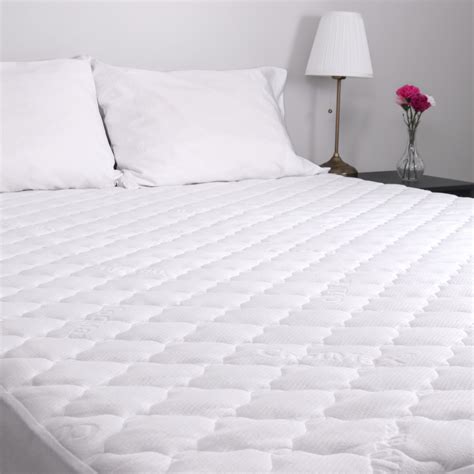 A mattress pad can enhance your sleeping experience by providing a little extra cushioning and an added layer of protection—one that can be removed and laundered easily. MaxCool QUEEN Size Quilted Mattress Pad - Hypoallergenic ...