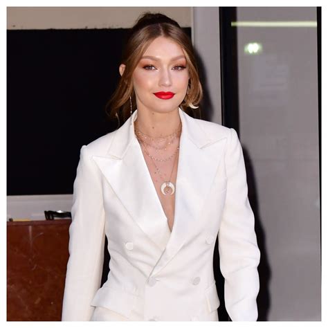 gigi hadid wore bright red lipstick to “the tonight show starring jimmy fallon”