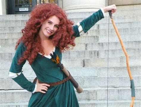 Merida Rote Wilde Haare Grünes Kleid Und Ein Bogen Kindheitshelden Kostüme Kindheitshelden