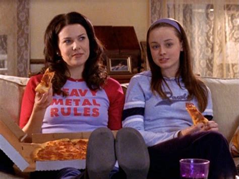 The 19 Most Memorable Lorelai Gilmore Outfits Will Give You All The Stars Hollow Feels — Photos