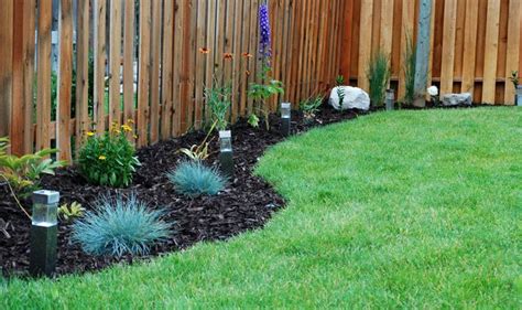Gradina » plante si seminte. Landscaping along Fence Line | backyard flower bed designs ...