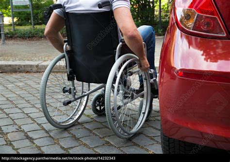 Behinderter Mann Der Auf Einem Rollstuhl Nahe Seinem Lizenzfreies Bild 14232343