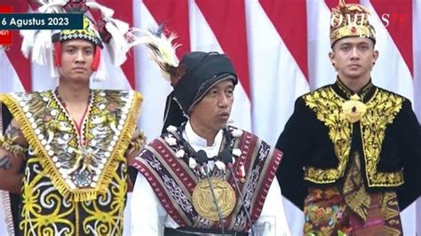 Jokowi Pakai Baju Adat Homecare24