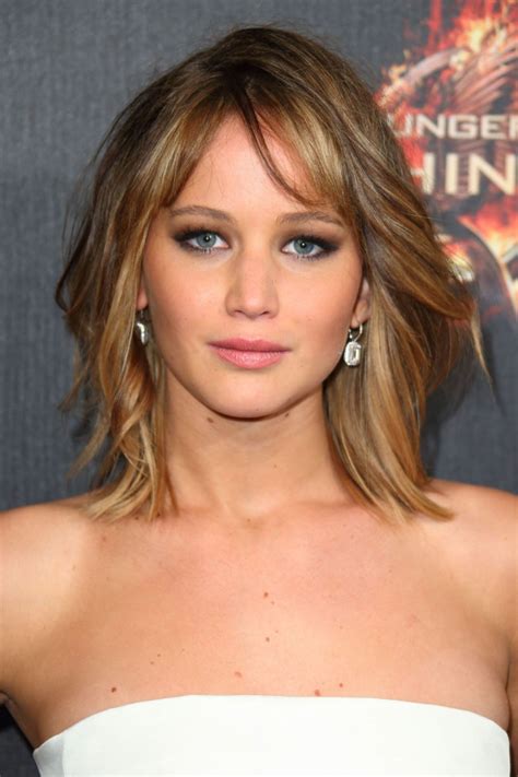 Feathered lob with bangs is a funkier look than the straightforward layered medium haircut, and it does allow a bit more variation in its styling because it maintains the length of the hair. 21+ Feathered Bob Haircut Ideas, Designs | Hairstyles ...