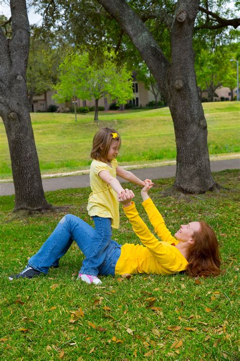 Hija Y Madre Jugando Tumbados En El Césped Del Parque Foto Premium