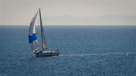 A Boat Sailing In The Sea Behind The Yacht - HooDoo Wallpaper