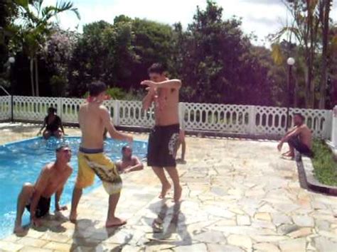 Juninho e Rico dançando na piscina YouTube
