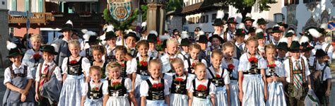 Bandltanz mit schuhplattler bei der festwoche des volkstrachtenvereins garmisch 2012. Volkstrachtenverein Garmisch - Jugendgruppe
