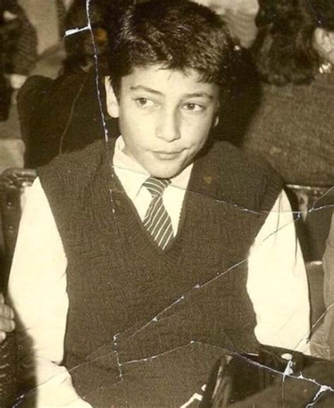 Ben gayet sağlıklı, normal bir erkeğim kenan i̇mirzalıoğlu ilk defa deli yürekle hayatımıza girdi. Childhood Photos of Turkish Actors/Actresses